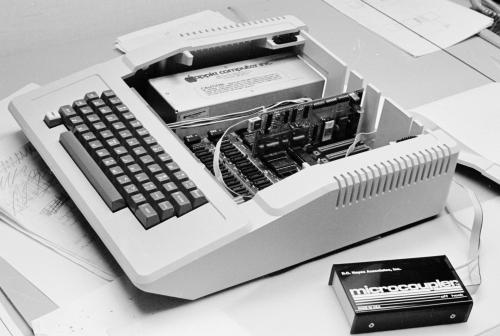 Archivo:Micromodem II in Apple II.jpg