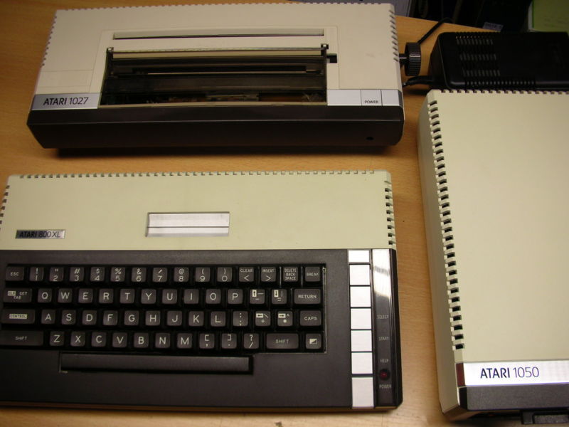 Archivo:Atari 800xl mit Zubehoer.JPG