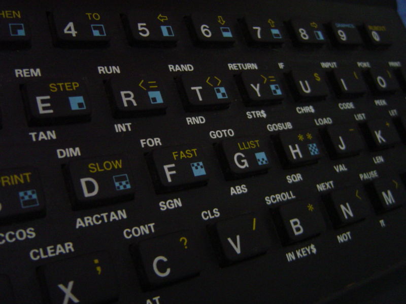 Archivo:Close up of the Microdigital TK85's (keyboard region).JPG