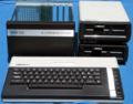 Miniatura para Archivo:Atari 800XL mit 1050 und 1090.jpg