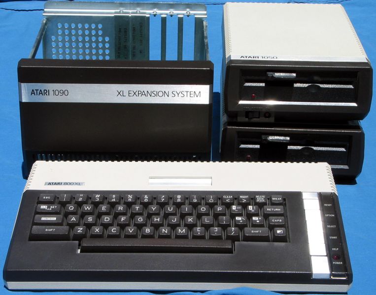 Archivo:Atari 800XL mit 1050 und 1090.jpg