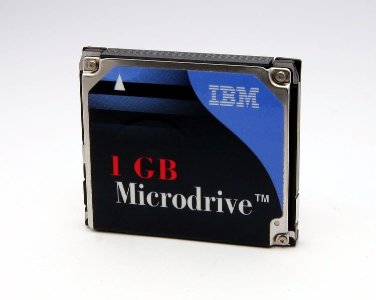 Archivo:MicroDrive1GB.jpg