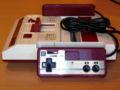 Nintendo Famicom vista lateral y detalle del mando con micrófono incorporado
