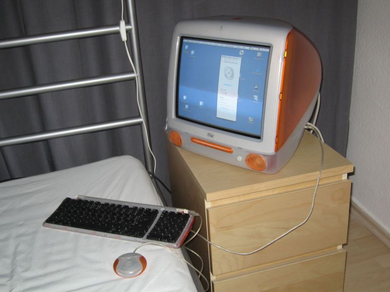 Archivo:Apple G3 iMac DV Tangerine sloat-loading drive-2007-08-07.jpg