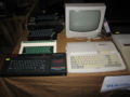 Amstrad CPC 464 plus, Sinclair Spectrum +3, Wombat AB y varios gomitas en el stand de Old Comput