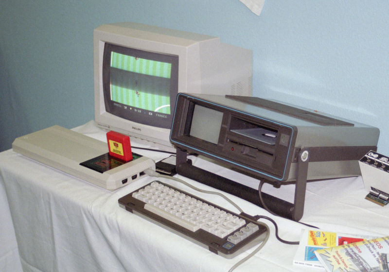 Archivo:C64GS and SX-64.jpg