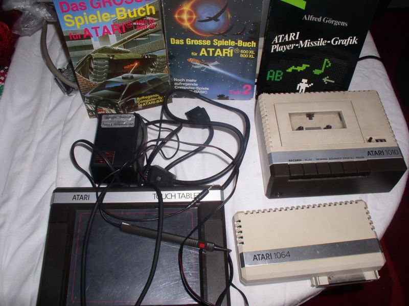 Archivo:Atari 1064 Atari 1010 Atari CX77.jpg