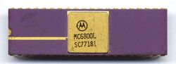 Miniatura para Archivo:Motorola MC6800L SC7718I top.jpg