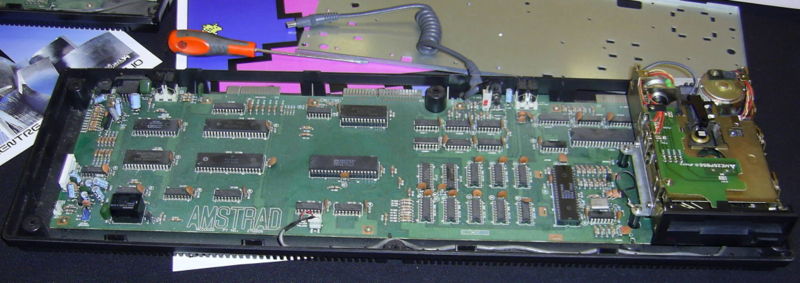 Archivo:Amstrad CPC664 open.jpg