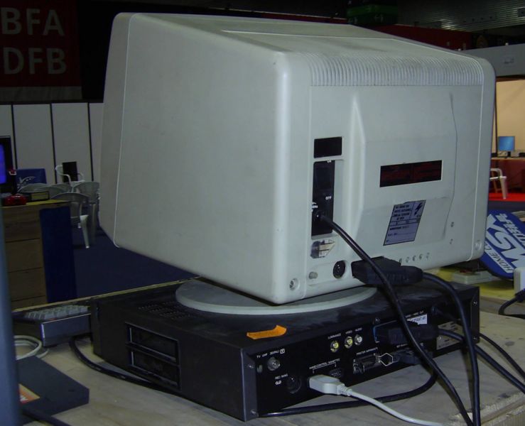 Archivo:Philips NMS8250 MSX2 lateral.JPG