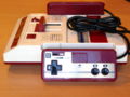 Nintendo Famicom vista lateral y detalle del mando con micrófono incorporado