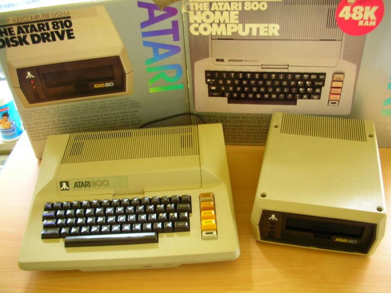 Archivo:Atari 800 mit 810.JPG