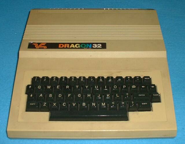 Archivo:Dragon 32 computer.jpg